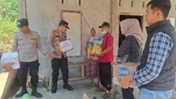 AKSI KEPEDULIAN DARI PERSONIL POLSEK RAJA POLRES OKU TERHADAP KORBAN KEBAKARAN DI DESA BATUMARTA II KEC. LUBUK RAJA KAB. OKU