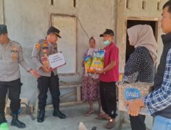 AKSI KEPEDULIAN DARI PERSONIL POLSEK RAJA POLRES OKU TERHADAP KORBAN KEBAKARAN DI DESA BATUMARTA II KEC. LUBUK RAJA KAB. OKU
