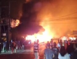 Kebakaran Hebat di Jalan Lintas Sumatera Baturaja, 8 Tempat Usaha Ludes Dilalap Api